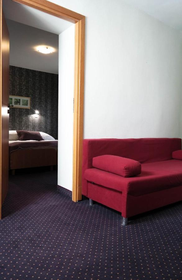 Hotel George Nadarzyn Eksteriør bilde